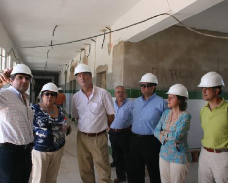 Visita a la obra que se está realizando en el CEIP César Barrios de Lepe