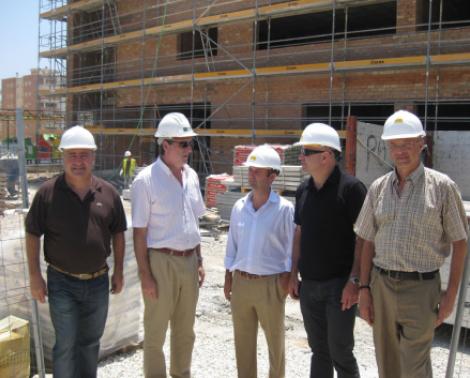 Momento de la visita del director de ISE Andalucía y el delegado provincial de Educación a las obras del IES Torre Atalaya
