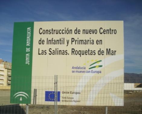 Cartel de obra de la construcción de un nuevo Colegio de Educación Infantil y Primaria (CEIP) en la localidad almeriense de Roquetas de Mar, en la zona de Las Salinas