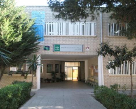 Fachada exterior del CEIP Tierno Galván de El Ejido