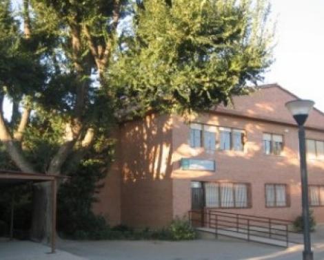 El CEIP Adelantado Pedro de Mendoza de Guadix experimentará mejoras en carpinterías, cubiertas y pavimento de la pista polideportiva.