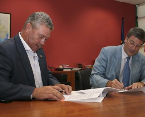 El director general de ISE Andalucía, Miguel Ángel Serrano, firma el contrato con el representante de Estructuras y Vías del Sur, Alfonso Cruz Vázquez