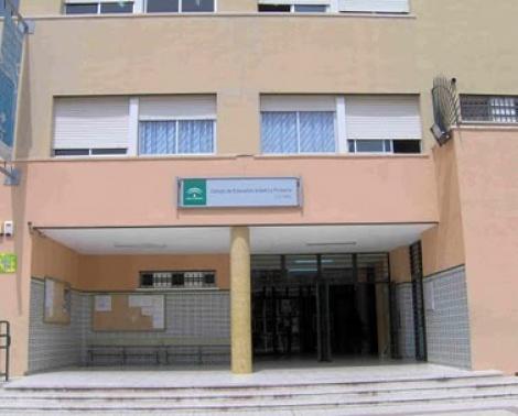 Fachada del colegio La Leala