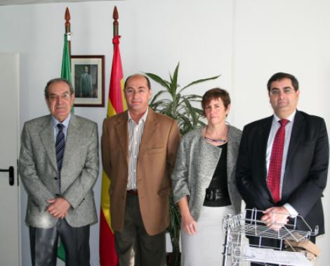 De izquierda a derecha: Francisco Maldonado, delegado de Educación Miguel Corpas, nuevo gerente Belén Porras, anterior gerente y Juan Vela, director de Finanzas de ISE Andalucía