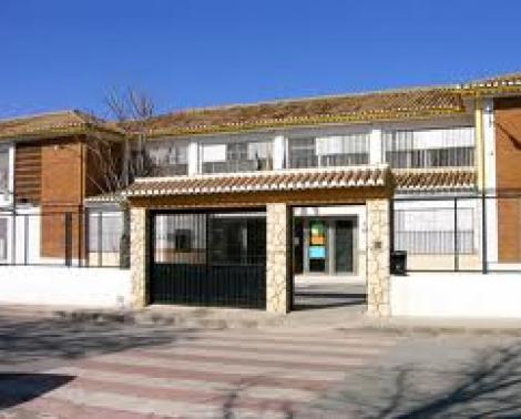 En Iznalloz se mejorarán el IES Montes Orientales, en la imagen, y el CEIP Sierra Arana.