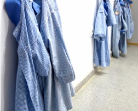 Vista de un perchero de un colegio de educación Infantil y Primaria