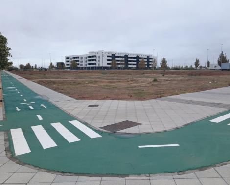 Parcela para la construccion del centro de FP aeroespacial vista desde la confluencia de las avenidas La Unión y Guernika, La Rinconada (Sevilla)