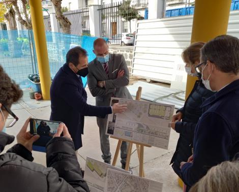 El director general de la Agencia de Educación, Manuel Cortés, ha visitado el centro con motivo del inicio de las obras.