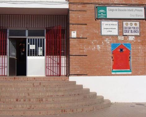 Fachada del CEIP Cruz Blanca de Aznalcóllar