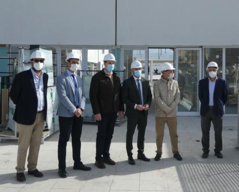 El director general de la Agencia Pública Andlauza de Educación durante la visita a las obras