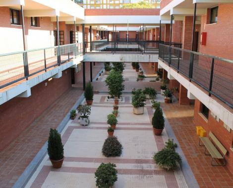 Patio interior del CEIP Al-Ándalus de Sevilla donde se colocarán toldos