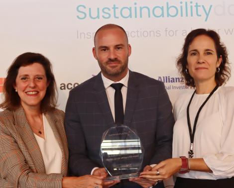 Recogida del reconocimiento a la Sustainability Action de la Agencia