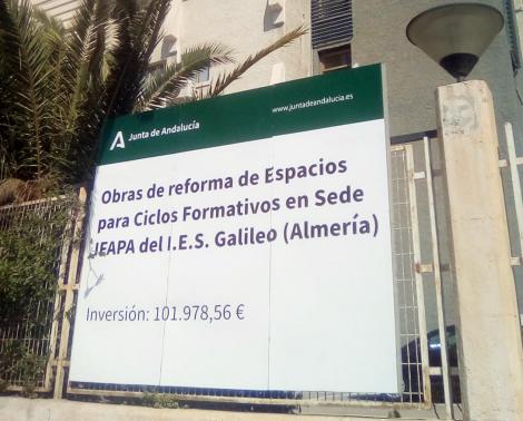 Cartel de obras en la fachada del IES Galileo de Almería