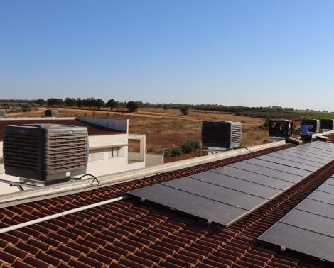 Instalación de paneles solares y refrigeración adiabática