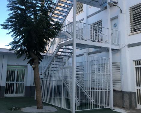 Escalera de evacuación de incendios del CEIP Soledad Alonso Drysdale de Gádor (Almería)