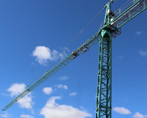 Grúa en las obras de construcción de un centro educativo