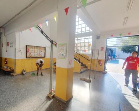 Hall del CEIP Prácticas de Sevilla donde se instalará el ascensor
